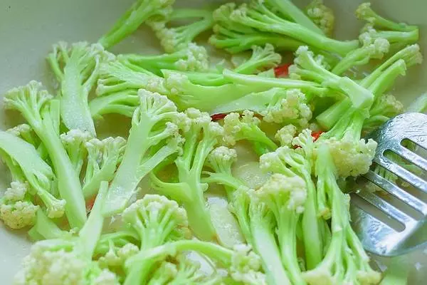 炒菜花時放一點它,脆嫩爽口比吃肉香,大廚都用這方法