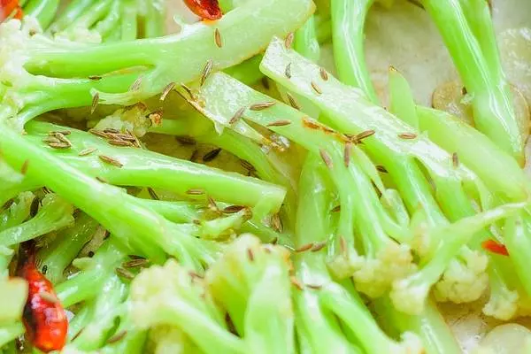 炒菜花時放一點它,脆嫩爽口比吃肉香,大廚都用這方法