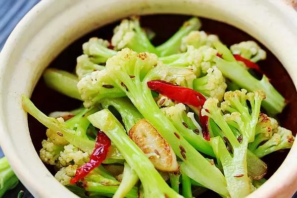 炒菜花時放一點它,脆嫩爽口比吃肉香,大廚都用這方法