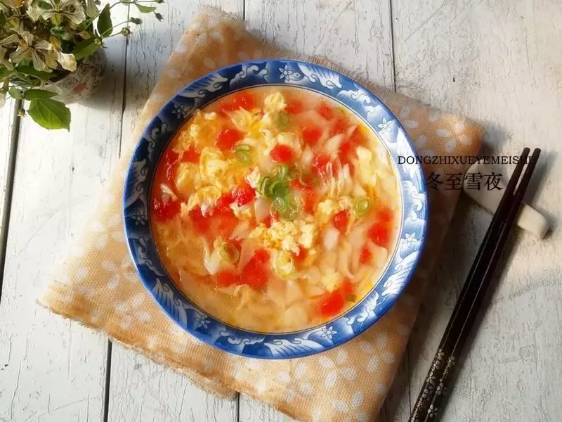 聰明老婆用剩餃子皮做出美味東北疙瘩湯,兒子吃了兩碗說沒吃夠!