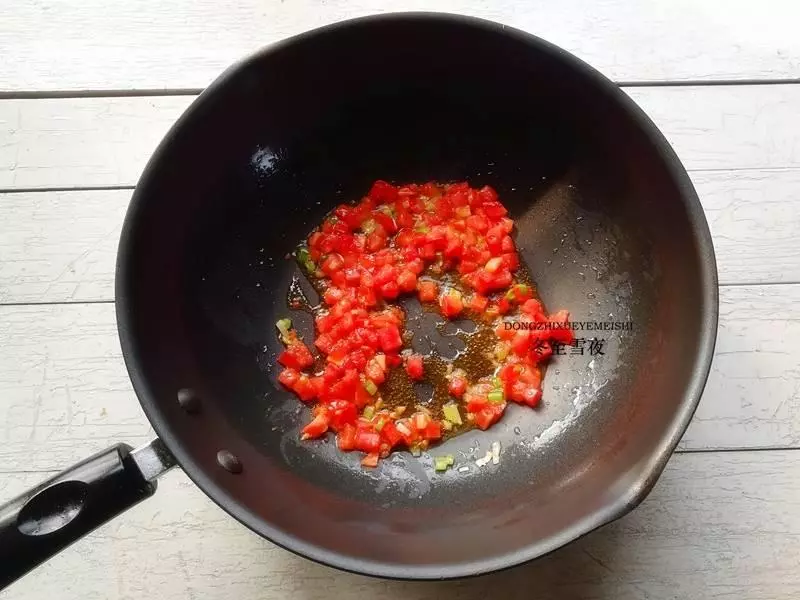 聰明老婆用剩餃子皮做出美味東北疙瘩湯,兒子吃了兩碗說沒吃夠!