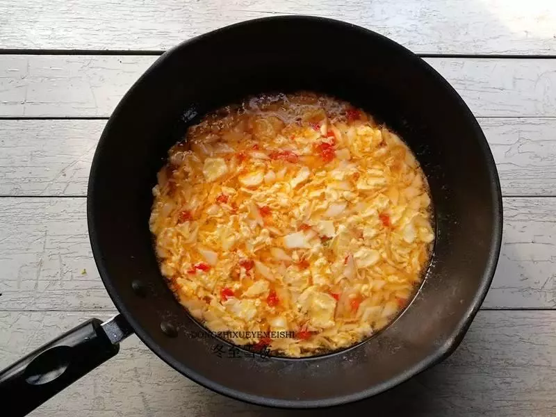 聰明老婆用剩餃子皮做出美味東北疙瘩湯,兒子吃了兩碗說沒吃夠!