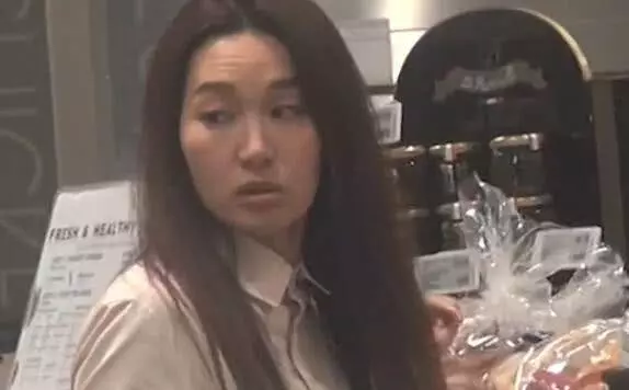 39歲徐子珊素顏出現在超市,前TVB花旦有變樣,但被贊很年輕