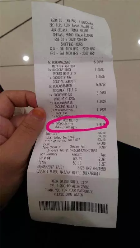 馬來婦女結帳時發現不夠錢,結果後面的華裔大叔一個舉動,讓所有人都驚呆了~
