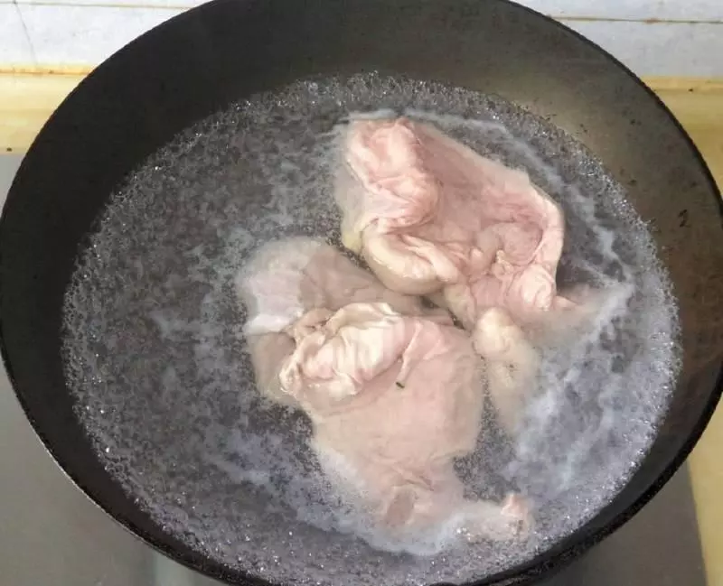 豬肚容易炒老?老廚娘說漏嘴:多加這一步,炒出的豬肚爽滑又入味