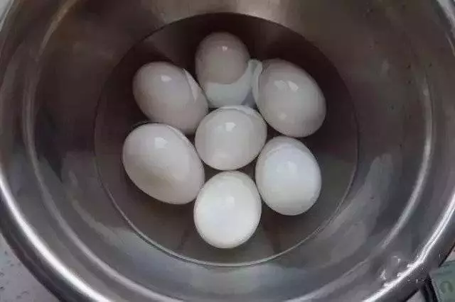 鴨蛋就得這麼腌,個個流油又出沙,一看就會!