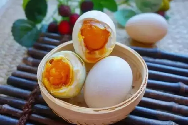 鴨蛋就得這麼腌,個個流油又出沙,一看就會!