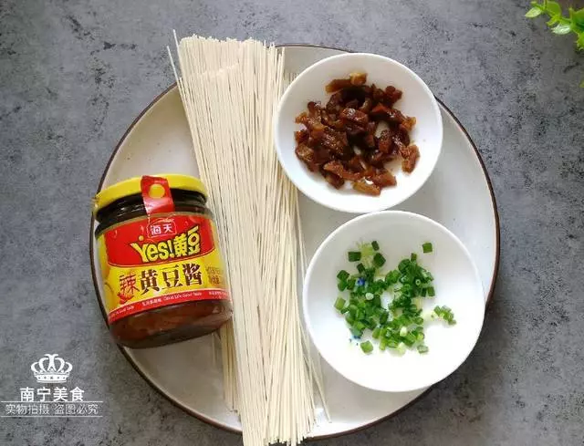 麵條最經典的吃法,燙一燙,拌一拌,5分鐘上桌,簡單快手又美味!