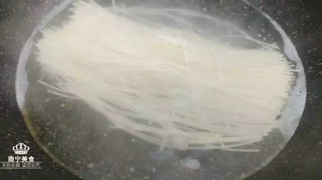 麵條最經典的吃法,燙一燙,拌一拌,5分鐘上桌,簡單快手又美味!