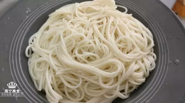 麵條最經典的吃法,燙一燙,拌一拌,5分鐘上桌,簡單快手又美味!