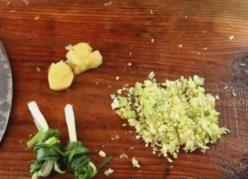 教你用電飯煲煮雞,不放一滴水,一滴油,出鍋後還沒拿筷子就被搶光了