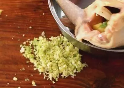教你用電飯煲煮雞,不放一滴水,一滴油,出鍋後還沒拿筷子就被搶光了