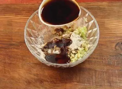 教你用電飯煲煮雞,不放一滴水,一滴油,出鍋後還沒拿筷子就被搶光了