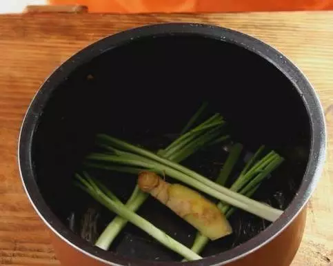 教你用電飯煲煮雞,不放一滴水,一滴油,出鍋後還沒拿筷子就被搶光了
