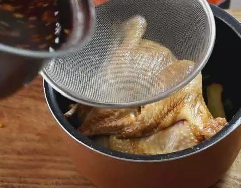 教你用電飯煲煮雞,不放一滴水,一滴油,出鍋後還沒拿筷子就被搶光了