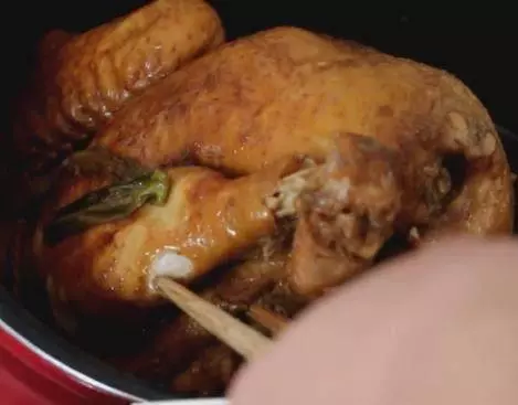 教你用電飯煲煮雞,不放一滴水,一滴油,出鍋後還沒拿筷子就被搶光了