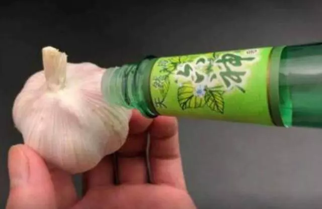 花露水滴一滴在大蒜上,原來這麼厲害,太實用了,現在知道還不晚