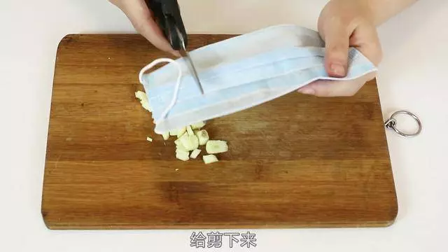 花露水滴一滴在大蒜上,原來這麼厲害,太實用了,現在知道還不晚