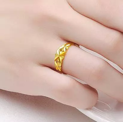 女人再「窮」也要戴一個【金戒指】,裡面大有講究,一分鐘帶你瞭解其中奧秘!
