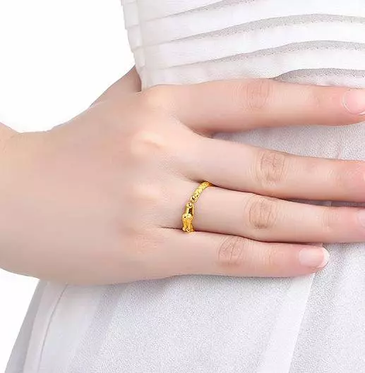 女人再「窮」也要戴一個【金戒指】,裡面大有講究,一分鐘帶你瞭解其中奧秘!