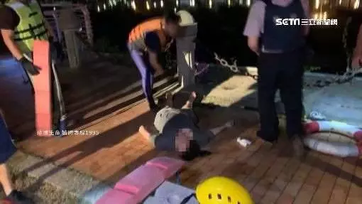 高雄女假動作後跳河 英勇警跳水合力救人 -