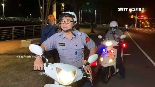 高雄女假動作後跳河 英勇警跳水合力救人 -