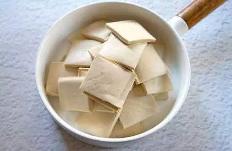 豆腐這樣做,不粘鍋不破皮,一盤營養賽過5斤豬肉