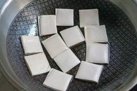 豆腐這樣做,不粘鍋不破皮,一盤營養賽過5斤豬肉