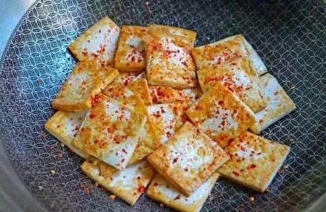 豆腐這樣做,不粘鍋不破皮,一盤營養賽過5斤豬肉