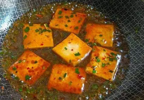 豆腐這樣做,不粘鍋不破皮,一盤營養賽過5斤豬肉