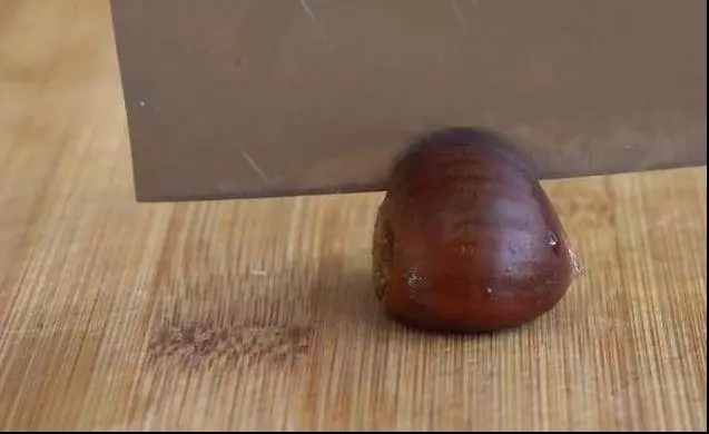 栗子這樣做,香甜綿軟又美味,大拇指一點也不痛,好吃又好剝