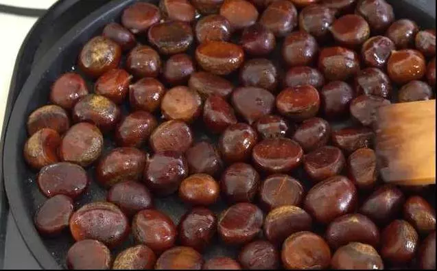 栗子這樣做,香甜綿軟又美味,大拇指一點也不痛,好吃又好剝