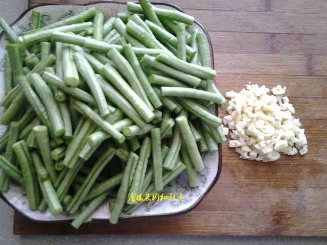 豆角要想炒得好吃,也是有技巧的,這樣做又脆又嫩,好吃不得了!
