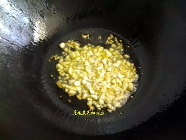 豆角要想炒得好吃,也是有技巧的,這樣做又脆又嫩,好吃不得了!