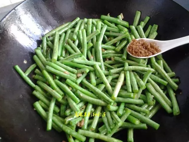 豆角要想炒得好吃,也是有技巧的,這樣做又脆又嫩,好吃不得了!