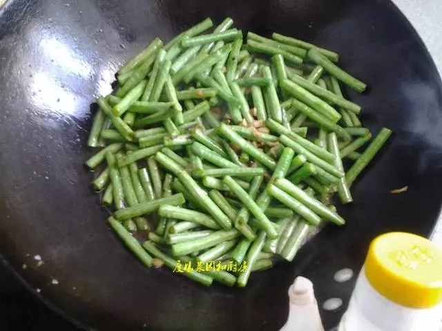 豆角要想炒得好吃,也是有技巧的,這樣做又脆又嫩,好吃不得了!
