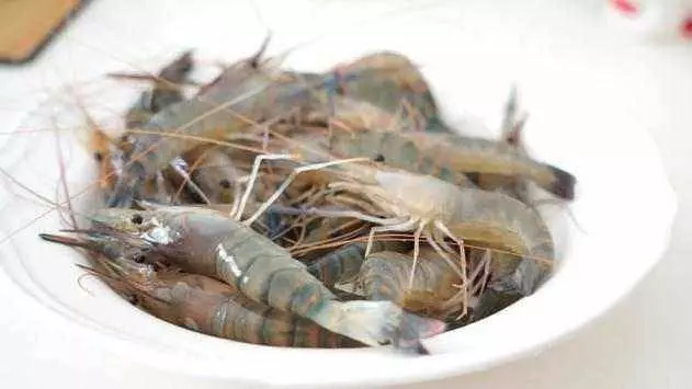 鹽焗蝦的做法,做完鹽不浪費,簡單易學,肉質鮮嫩,宴客必備