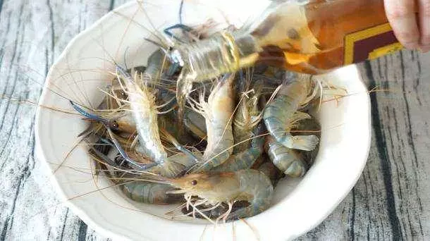鹽焗蝦的做法,做完鹽不浪費,簡單易學,肉質鮮嫩,宴客必備