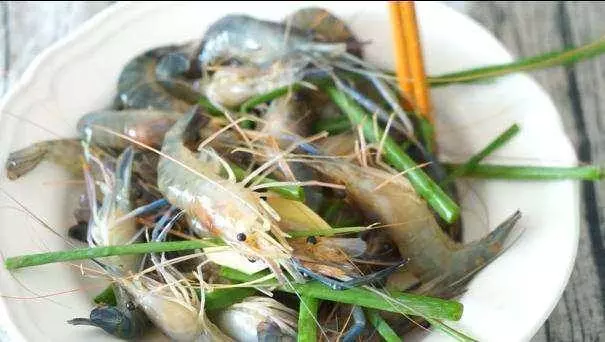 鹽焗蝦的做法,做完鹽不浪費,簡單易學,肉質鮮嫩,宴客必備