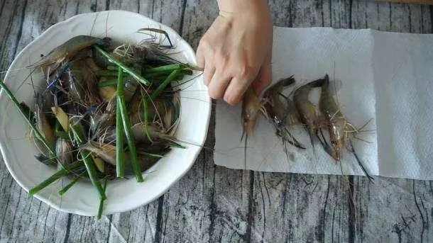 鹽焗蝦的做法,做完鹽不浪費,簡單易學,肉質鮮嫩,宴客必備