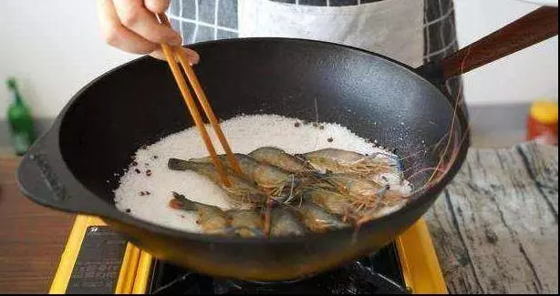 鹽焗蝦的做法,做完鹽不浪費,簡單易學,肉質鮮嫩,宴客必備