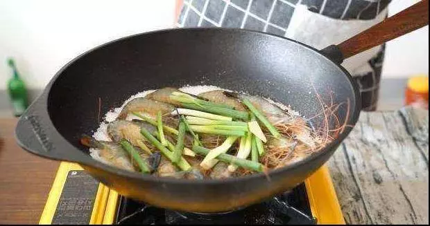 鹽焗蝦的做法,做完鹽不浪費,簡單易學,肉質鮮嫩,宴客必備