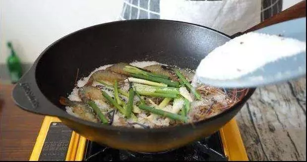 鹽焗蝦的做法,做完鹽不浪費,簡單易學,肉質鮮嫩,宴客必備