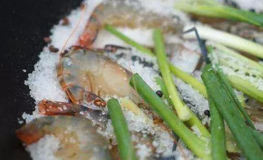鹽焗蝦的做法,做完鹽不浪費,簡單易學,肉質鮮嫩,宴客必備