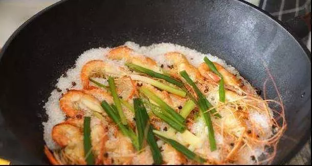 鹽焗蝦的做法,做完鹽不浪費,簡單易學,肉質鮮嫩,宴客必備