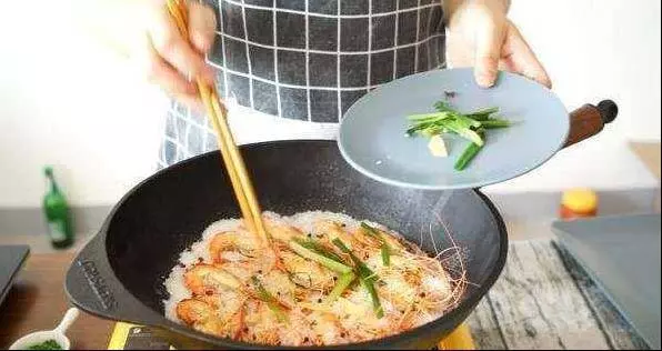 鹽焗蝦的做法,做完鹽不浪費,簡單易學,肉質鮮嫩,宴客必備