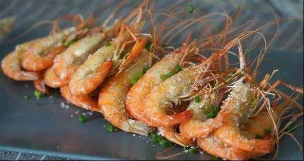 鹽焗蝦的做法,做完鹽不浪費,簡單易學,肉質鮮嫩,宴客必備