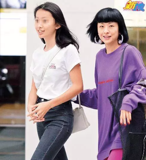 陳奕迅陪老婆出海玩快艇,徐濠縈曬iPad平板胸和健康黑膚色!