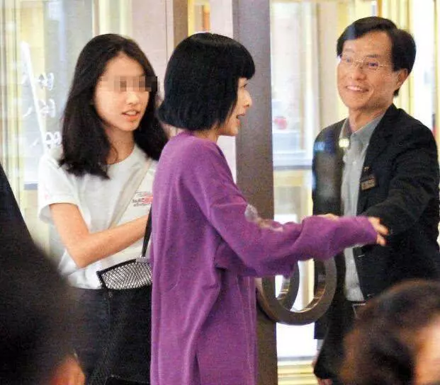 陳奕迅陪老婆出海玩快艇,徐濠縈曬iPad平板胸和健康黑膚色!