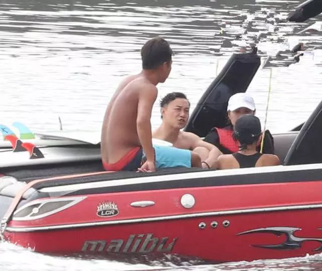 陳奕迅陪老婆出海玩快艇,徐濠縈曬iPad平板胸和健康黑膚色!